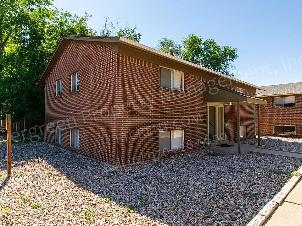 923 James Ct