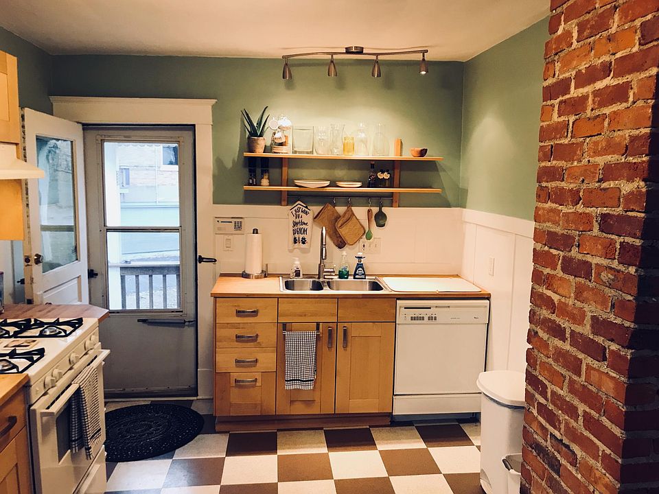 1st image of 2821 Astoria Ave