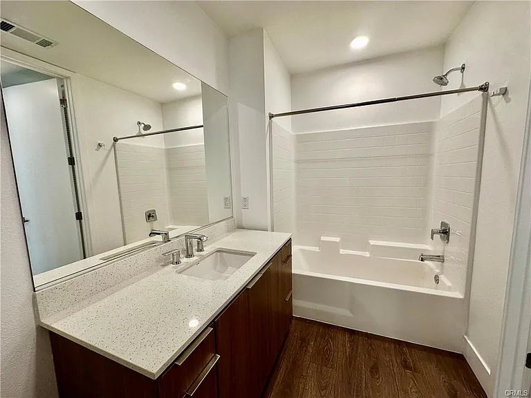 709 E Walnut St #418 — Photo 17