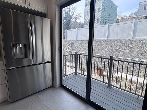 5th image of 103 Woodland Ave #1