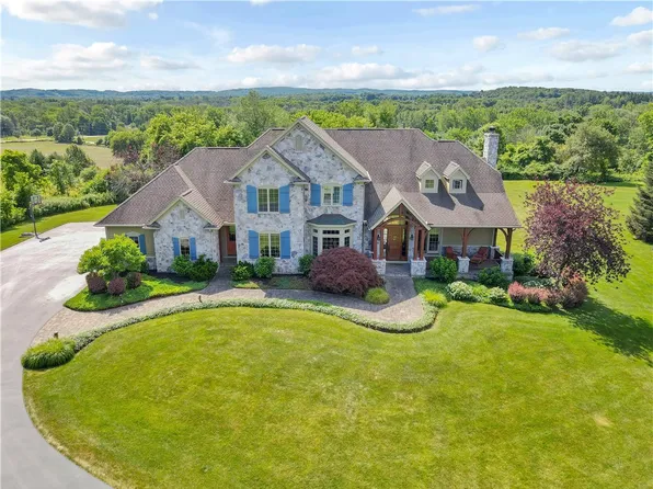 9 Wood Spring Hill Dr, Honeoye Falls, NY 14472