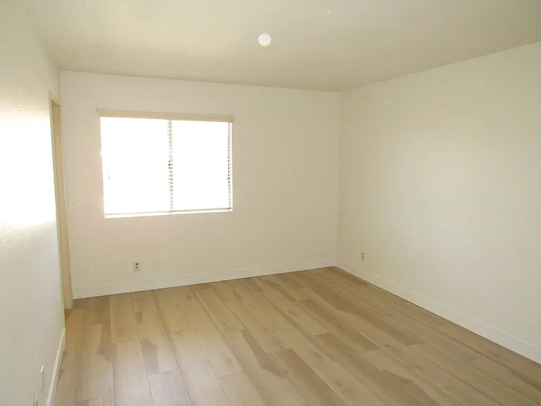 1099 W Ontario Ave — Photo 9