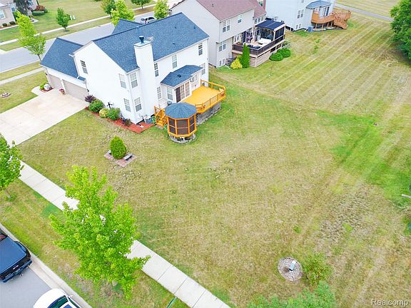 4th image of 6819 Lakeway St