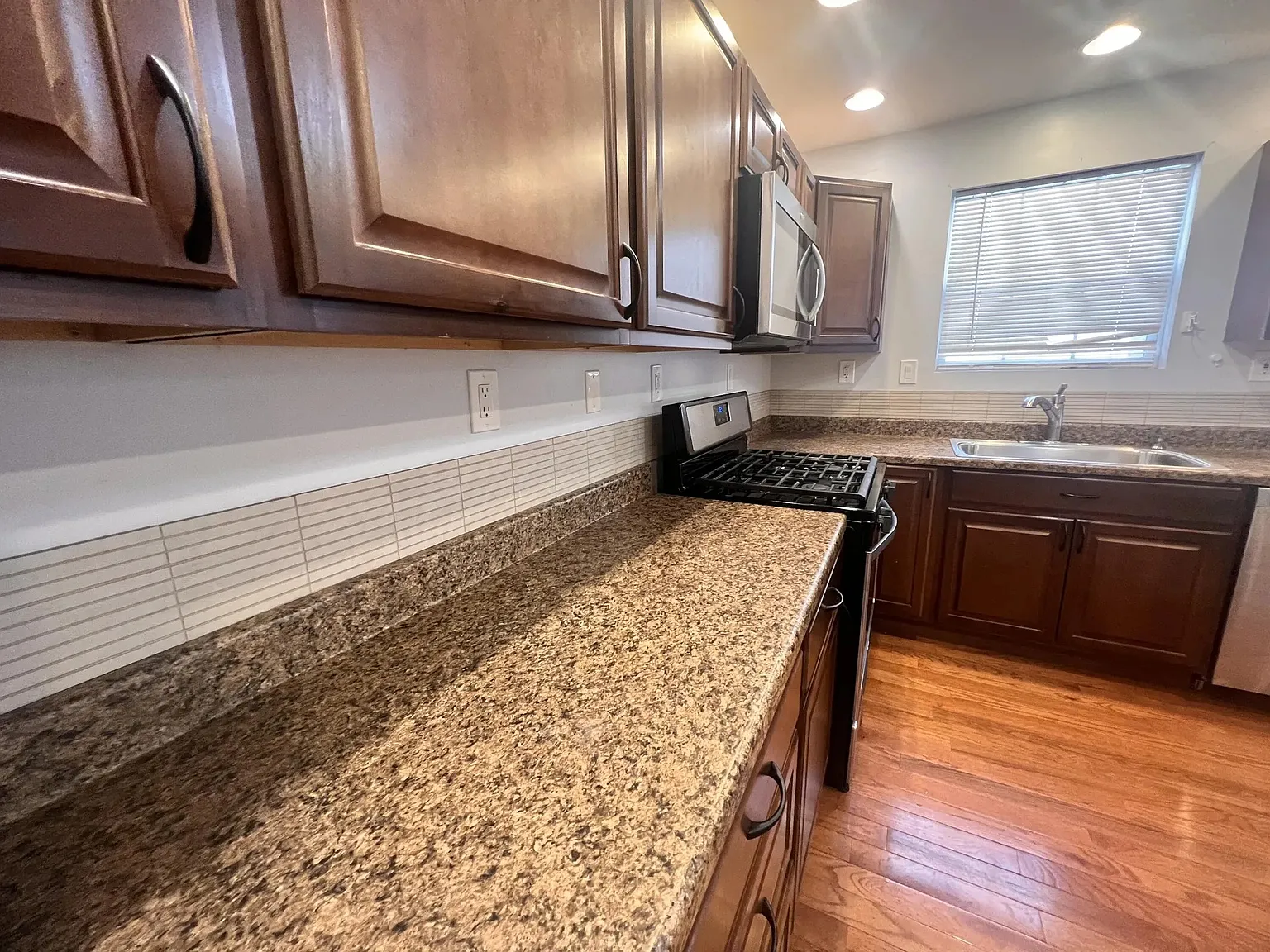 3 bed, 1250 sqft, $2,100 — Photo 4