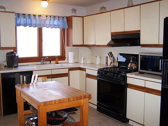 Bright, Sunny Kitchen!