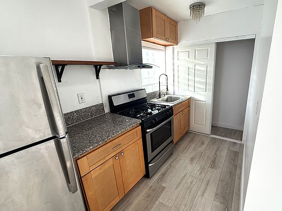 5th image of 4411 Logan Ave