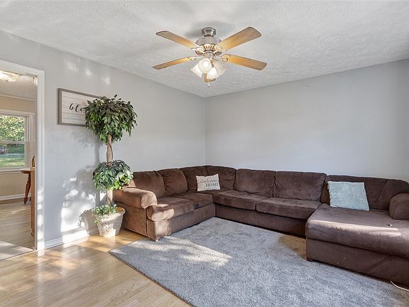 4th image of 74 Branstetter Park Rd