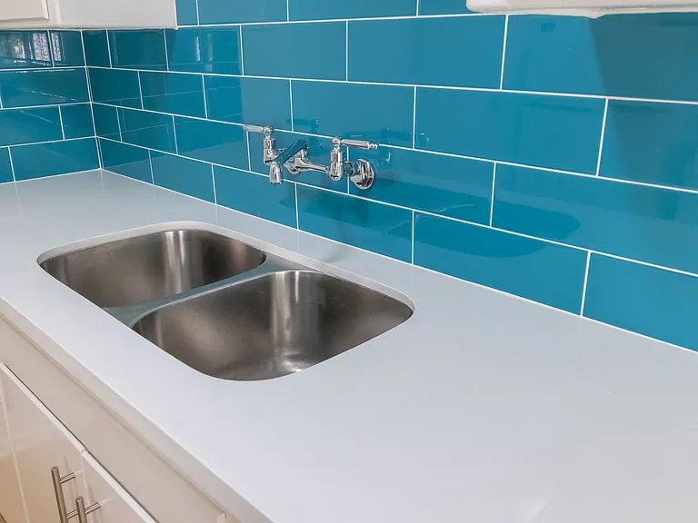 Gayley Manor Apartments — Photo 34