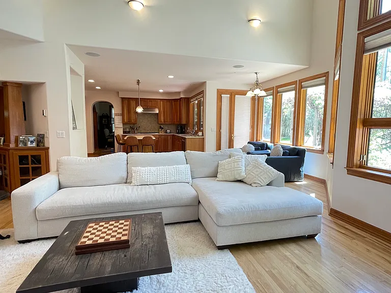 560 University Ave — Photo 31