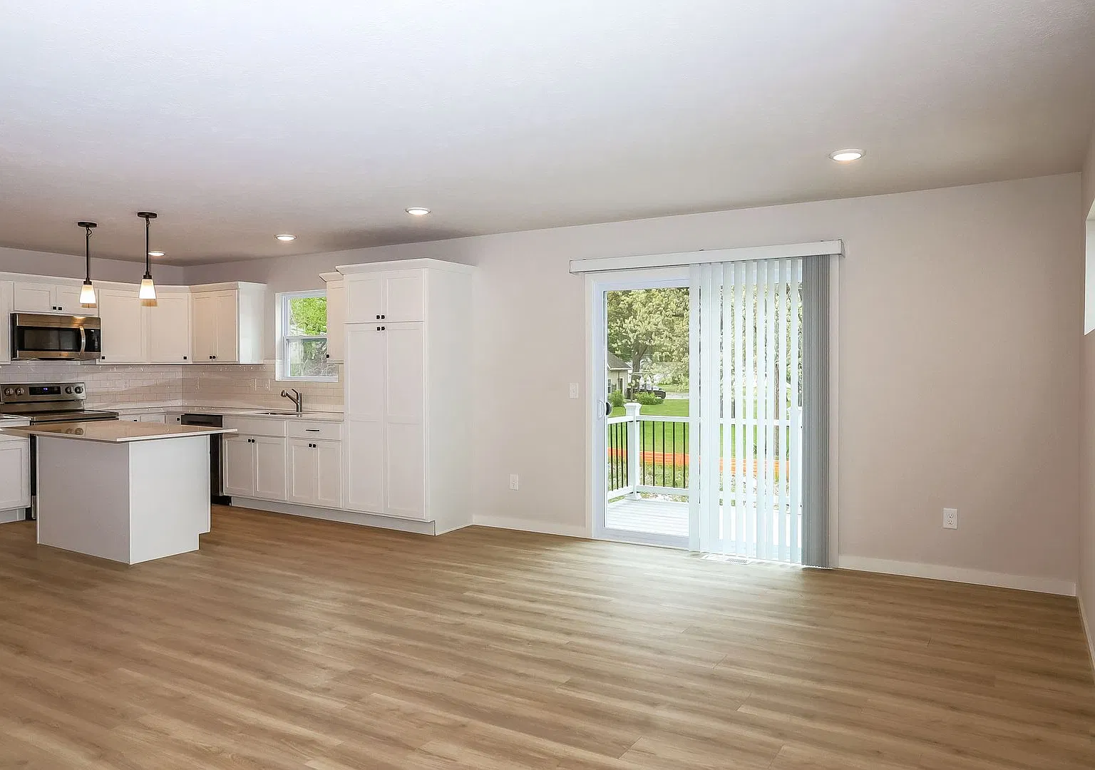 1 Month FREE Rent! Applied to Your First Full Month. Terms & Conditions Apply. — Photo 4