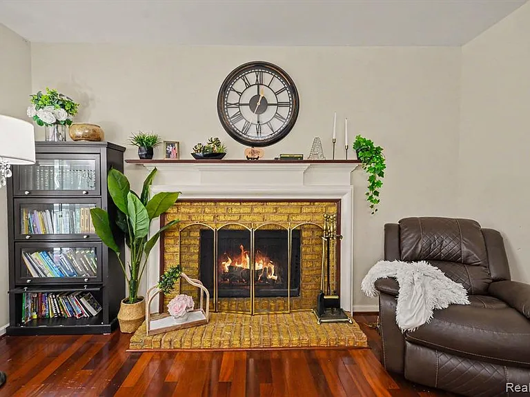 425 Thornridge Ct — Photo 12