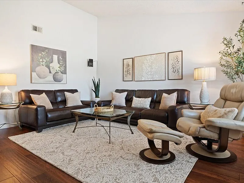 3 bed, 2.0 bath, 1427 sqft, $4,300 — Photo 3