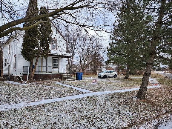 3rd image of 824 W 11th St