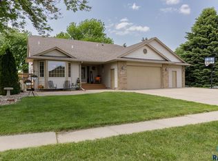 413 N Dewberry Ave, Sioux Falls, SD 57110