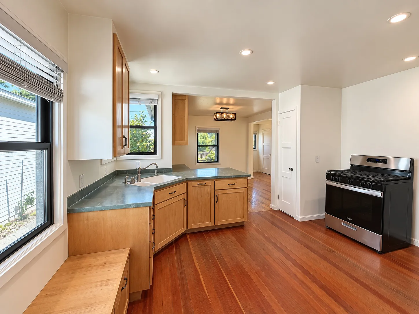 3 bed, 1800 sqft, $3,850 — Photo 3