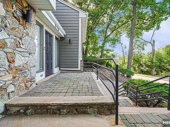 2nd image of 570 Grandview Ter