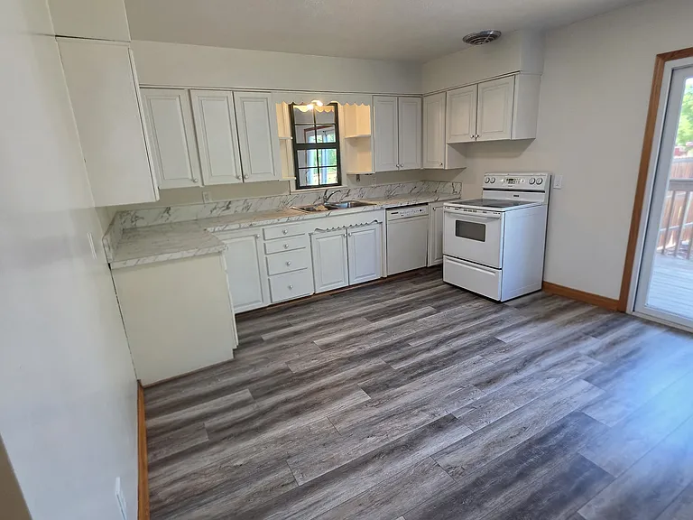 108 SE 8th St #B — Photo 2