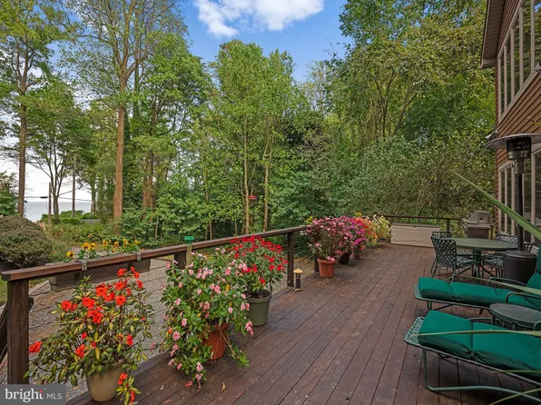 5529 Beach Dr, Saint Leonard, MD 20685