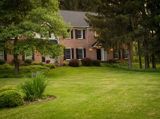 9 Surrey Hill Ln, Pittsford, NY 14534