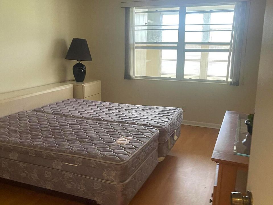2nd image of 1052 Ainslie Dr #D