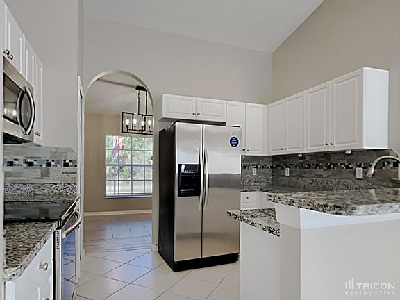 5th image of 1054 Valentine St