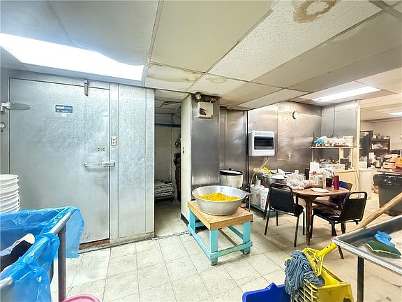 4th image of 630 E Ohio St