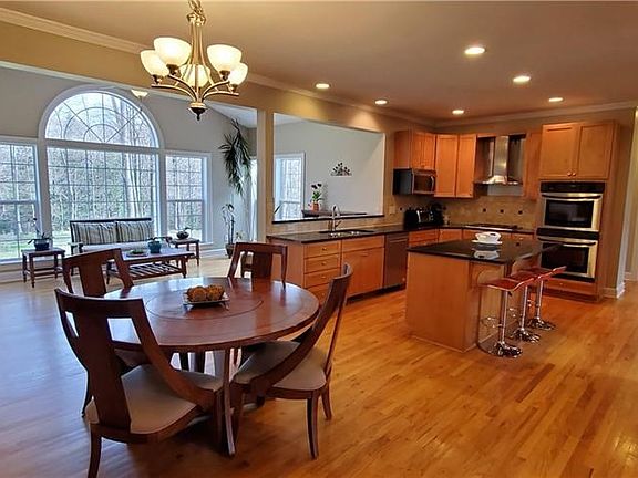 Eat in kitchen