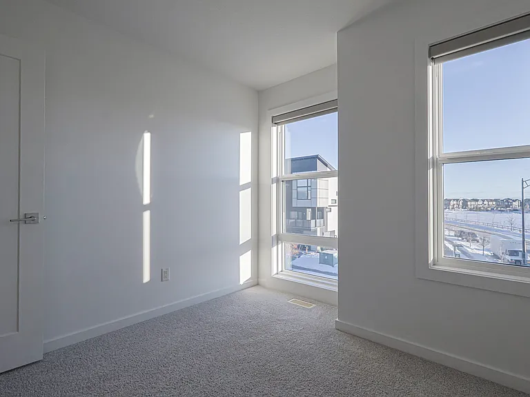 1704 Keene Cres SW — Photo 23
