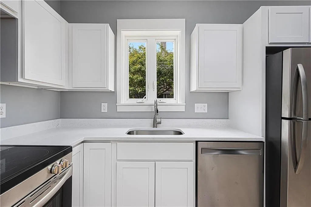 3 bed, 1.0 bath, 900 sqft, $3,300 — Photo 2