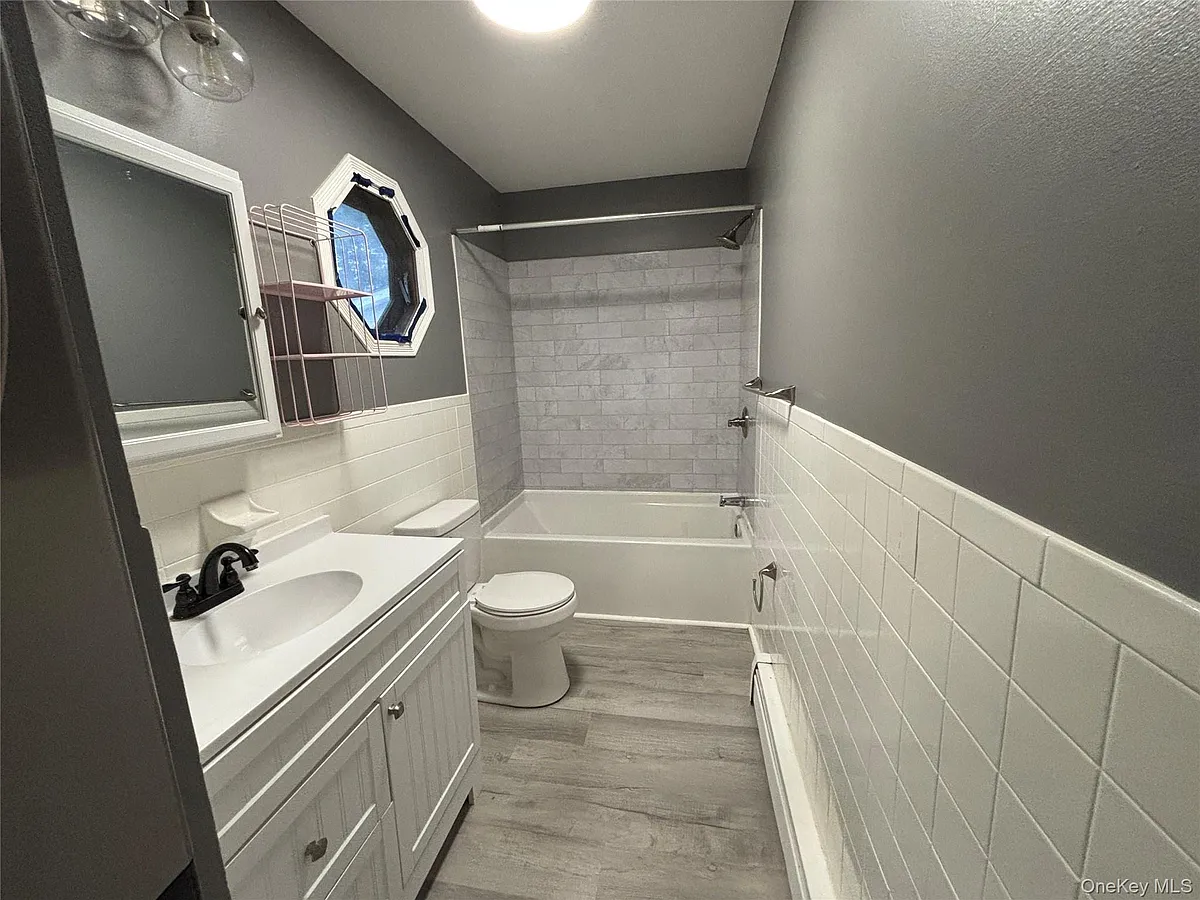 Building Photo - 42 Maple Ave #2