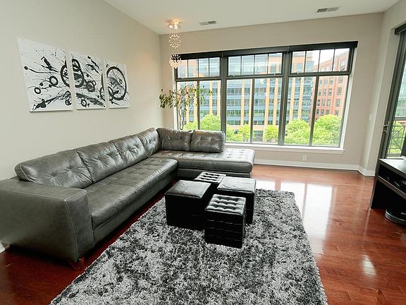 3rd image of 250 Daniel Burnham Sq