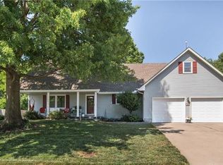 817 NW High Point Dr, Lees Summit, MO 64081