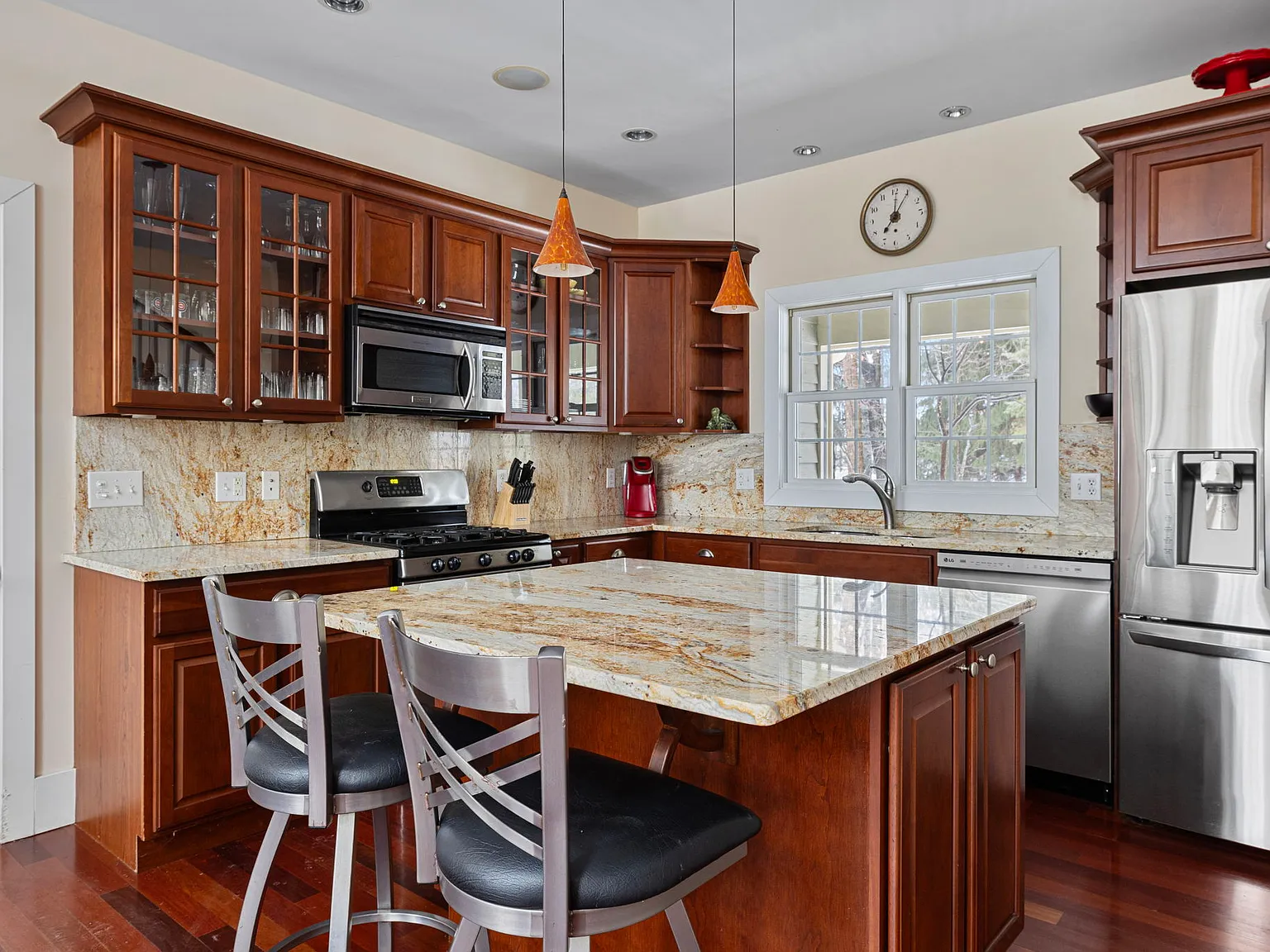 3 bed, 2550 sqft, $4,000 — Photo 3