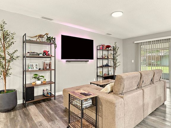 4th image of 7 Carr Ln