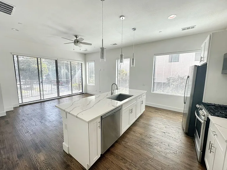 1931 N Prairie Ave #1 — Photo 9