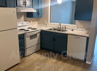 609 S Lakehurst Dr UNIT D, Olathe, KS 66061