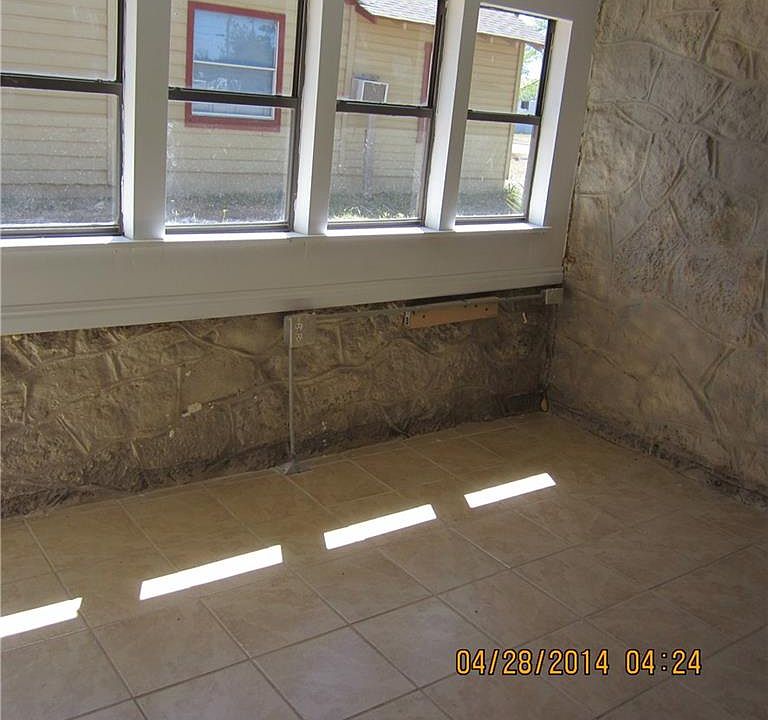 2nd image of 942 Lane Ave