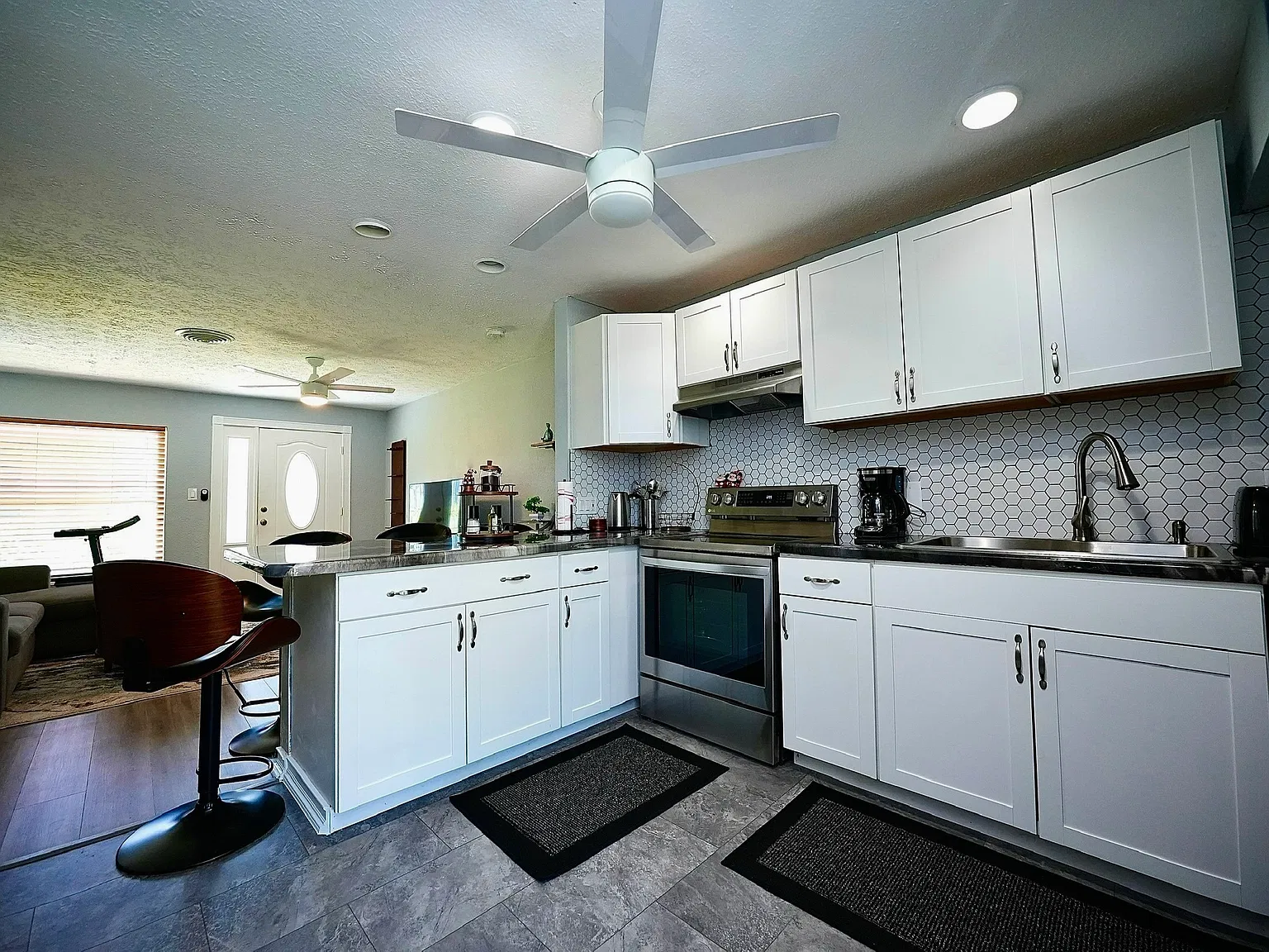 2 bed, 827 sqft, $4,200 — Photo 3