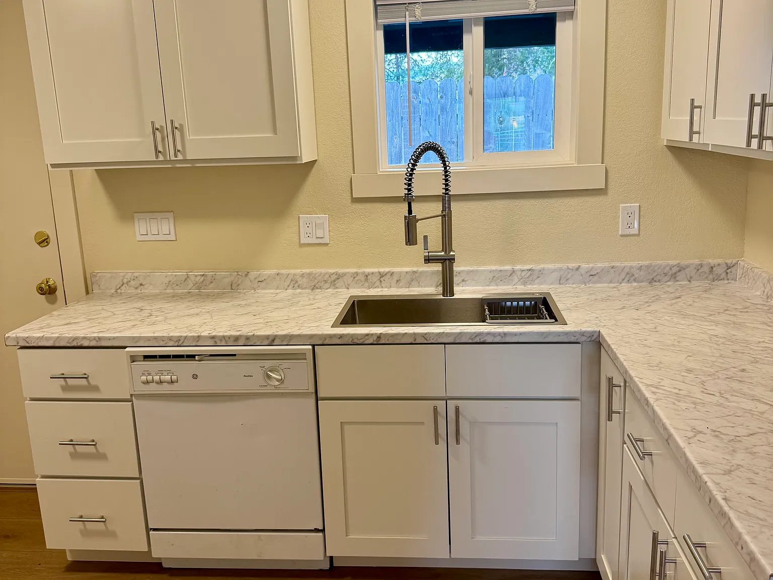3 bed, 800 sqft, $2,100 — Photo 2