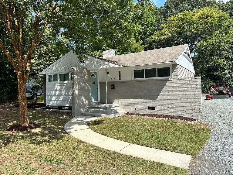 533 E Woodlawn Rd — Photo 2