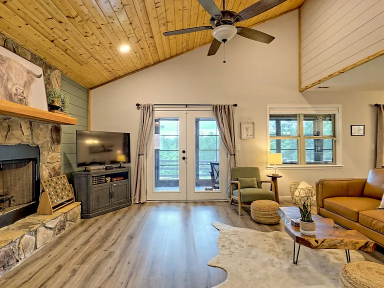 112 John English Dr — Photo 3