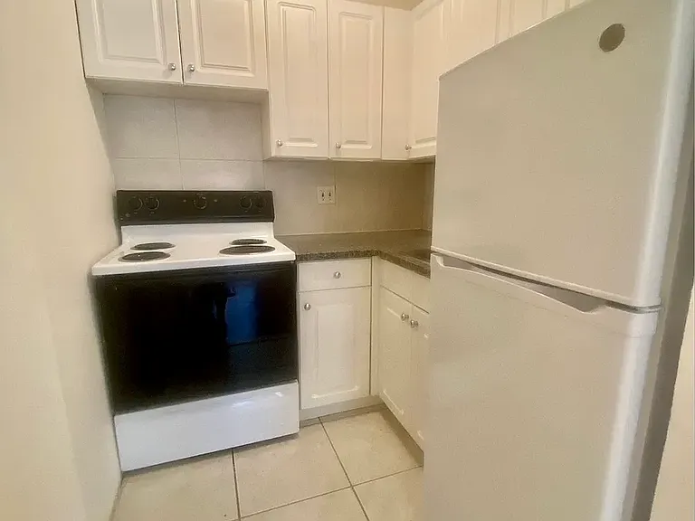 233 E 50th St #5 — Photo 5
