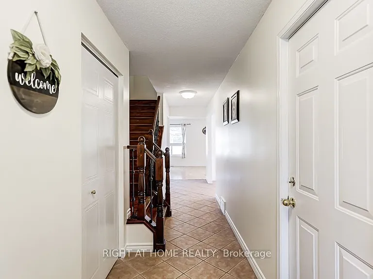 402 Lausanne Cres — Photo 4