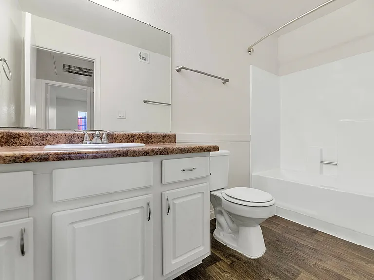 Urban Walk Apartments — Photo 25