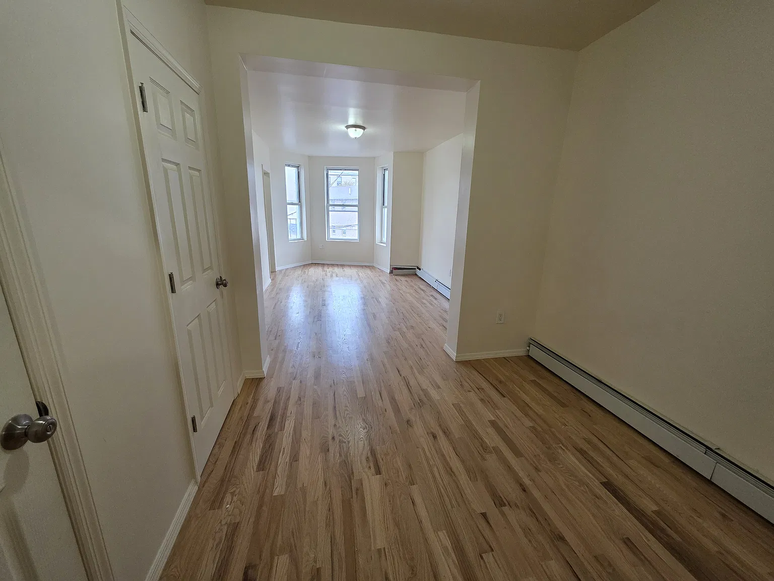 3 bed, 900 sqft, $3,495 — Photo 1