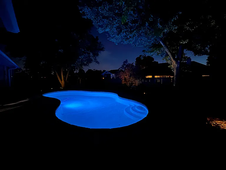 Pool light that changes to different colors