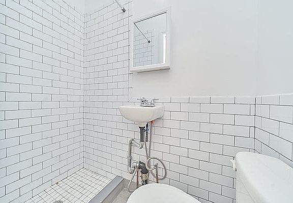 3rd image of 153 Norfolk St APT 4g