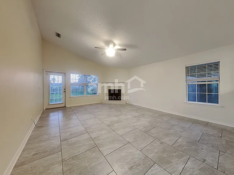 2326 Creekfront Dr — Photo 6