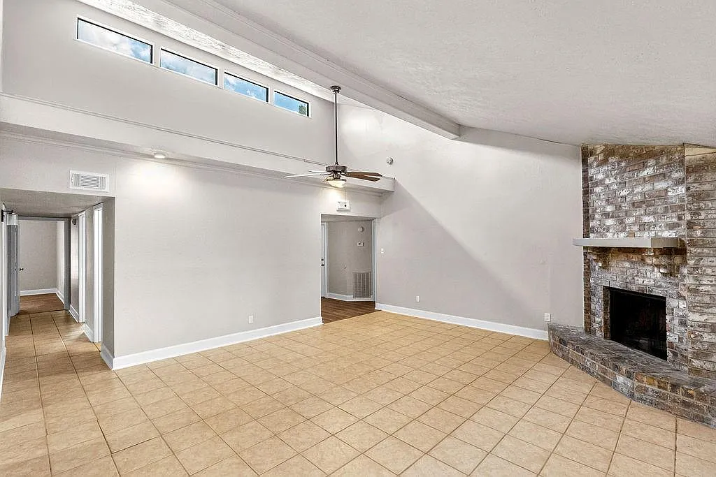 4 bed, 2.0 bath, 1729 sqft, $2,200 — Photo 2