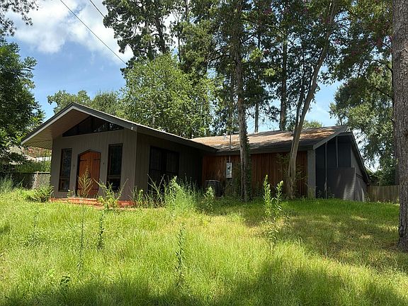 2nd image of 2500 Lakeview Ln